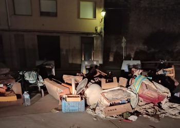 Indignació per una muntanya de residus abandonada a la plaça del Rastre de Tortosa
