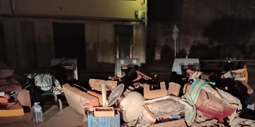 Indignació per una muntanya de residus abandonada a la plaça del Rastre de Tortosa