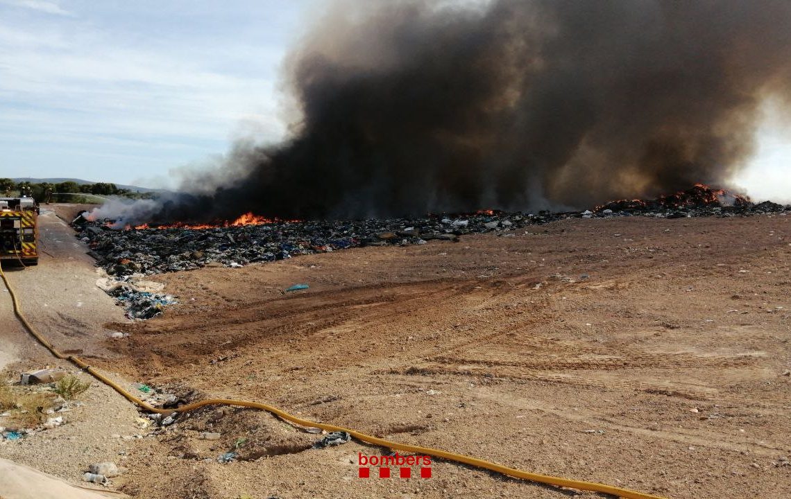 Els Bombers treballen en un incendi a l’abocador del Mas de Barberans