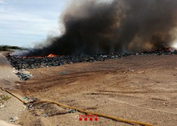 Els Bombers treballen en un incendi a l’abocador del Mas de Barberans
