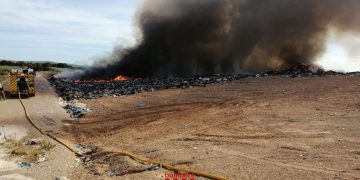Els Bombers treballen en un incendi a l’abocador del Mas de Barberans