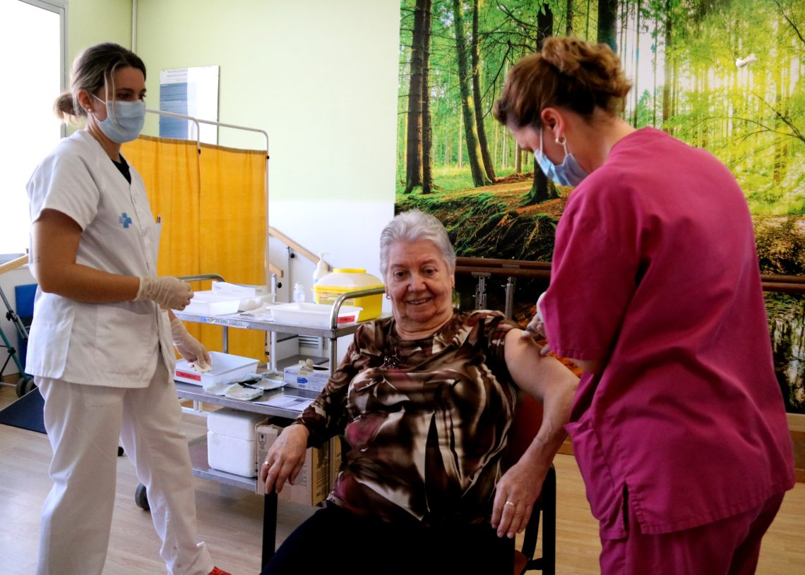 5.000 persones residents i de més de 80 anys es vacunaran de la covid i la grip a l’Ebre