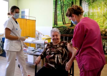 5.000 persones residents i de més de 80 anys es vacunaran de la covid i la grip a l’Ebre