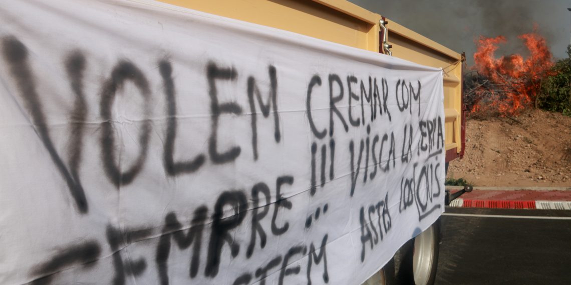 Així ha sigut la manifestació amb tractors de la Unió de Pagesos a Tortosa, contra la prohibició de cremar restes vegetals