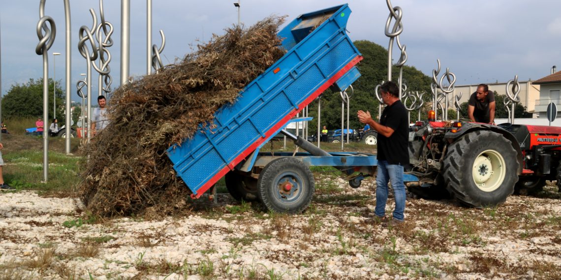 Així ha sigut la manifestació amb tractors de la Unió de Pagesos a Tortosa, contra la prohibició de cremar restes vegetals