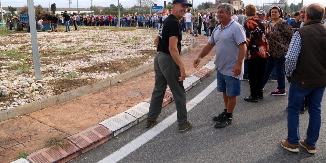 Així ha sigut la manifestació amb tractors de la Unió de Pagesos a Tortosa, contra la prohibició de cremar restes vegetals