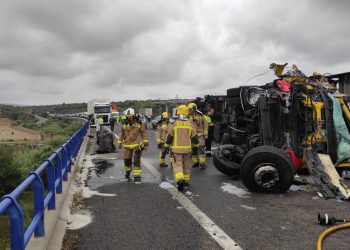 Prealerta del pla d’emergències per vessament de combustible en una col·lisió a l’AP-7 sobre el riu Ebre a Amposta