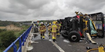 Prealerta del pla d’emergències per vessament de combustible en una col·lisió a l’AP-7 sobre el riu Ebre a Amposta