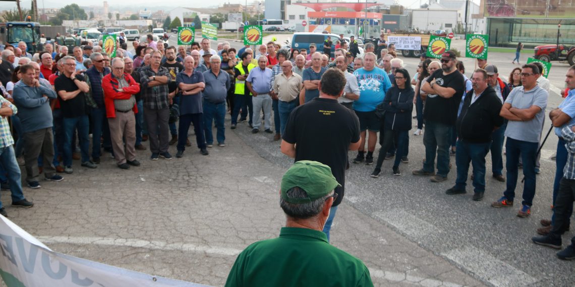 Així ha sigut la manifestació amb tractors de la Unió de Pagesos a Tortosa, contra la prohibició de cremar restes vegetals