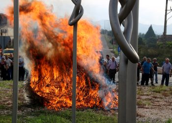 Així ha sigut la manifestació amb tractors de la Unió de Pagesos a Tortosa, contra la prohibició de cremar restes vegetals
