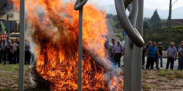 Així ha sigut la manifestació amb tractors de la Unió de Pagesos a Tortosa, contra la prohibició de cremar restes vegetals