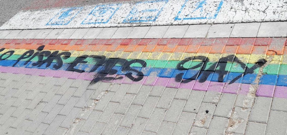 Denuncien una pintada homòfoba a l’institut escola de Jesús: ‘Si lo pisas eres gay’