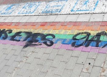 Denuncien una pintada homòfoba a l’institut escola de Jesús: ‘Si lo pisas eres gay’