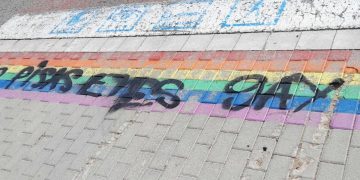 Denuncien una pintada homòfoba a l’institut escola de Jesús: ‘Si lo pisas eres gay’