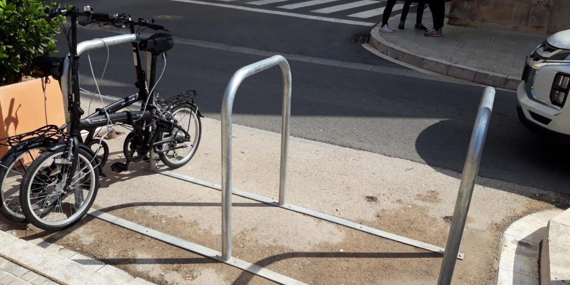 Estos són alguns del centenar de nous aparcaments per a bicicletes de Tortosa