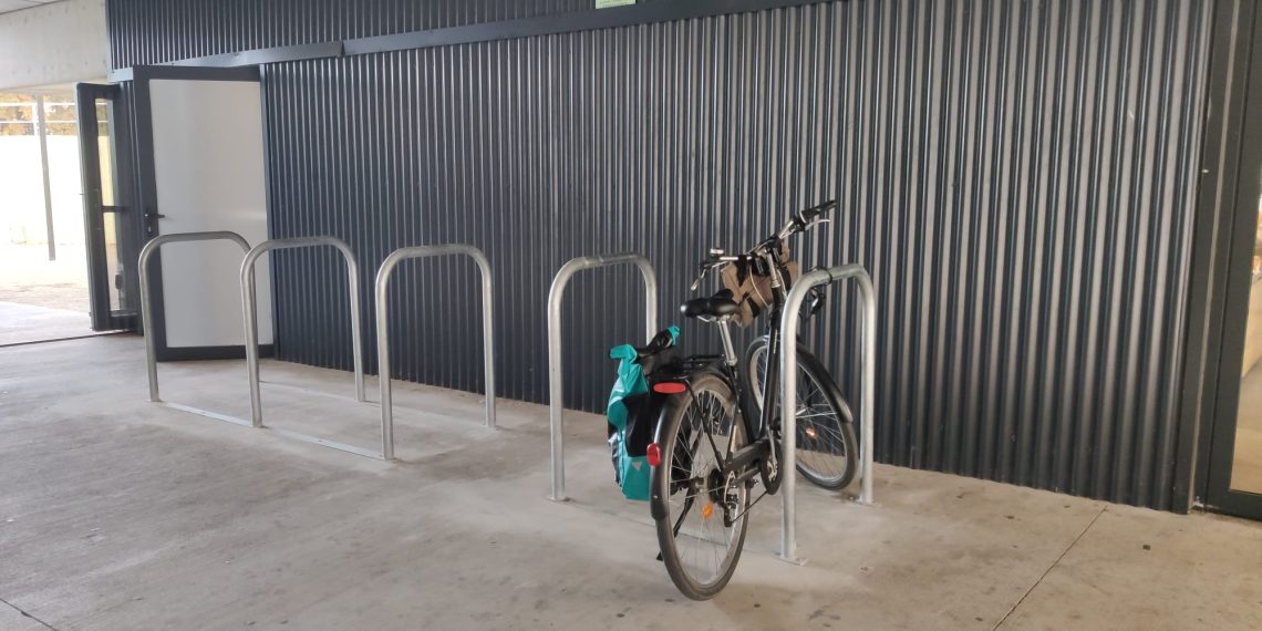 Estos són alguns del centenar de nous aparcaments per a bicicletes de Tortosa