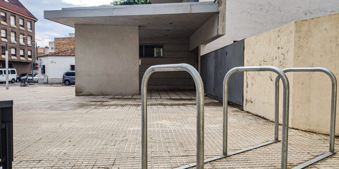 Estos són alguns del centenar de nous aparcaments per a bicicletes de Tortosa