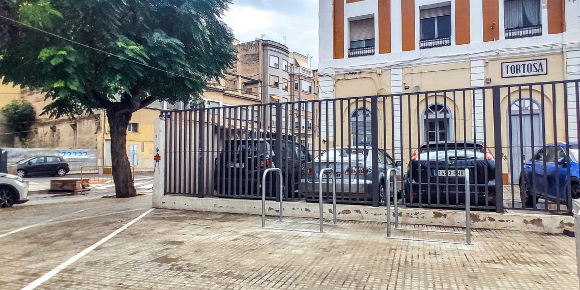 Estos són alguns del centenar de nous aparcaments per a bicicletes de Tortosa