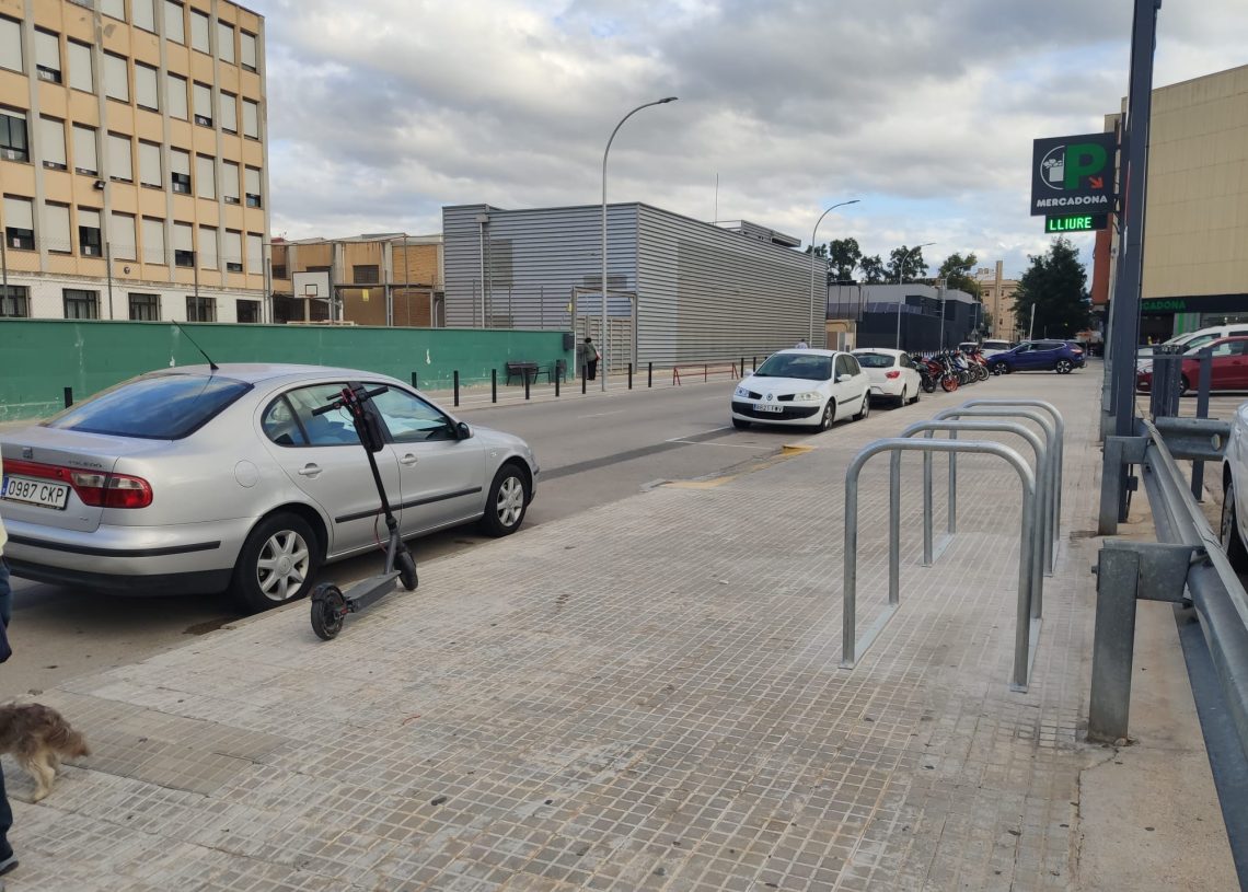 Estos són alguns del centenar de nous aparcaments per a bicicletes de Tortosa