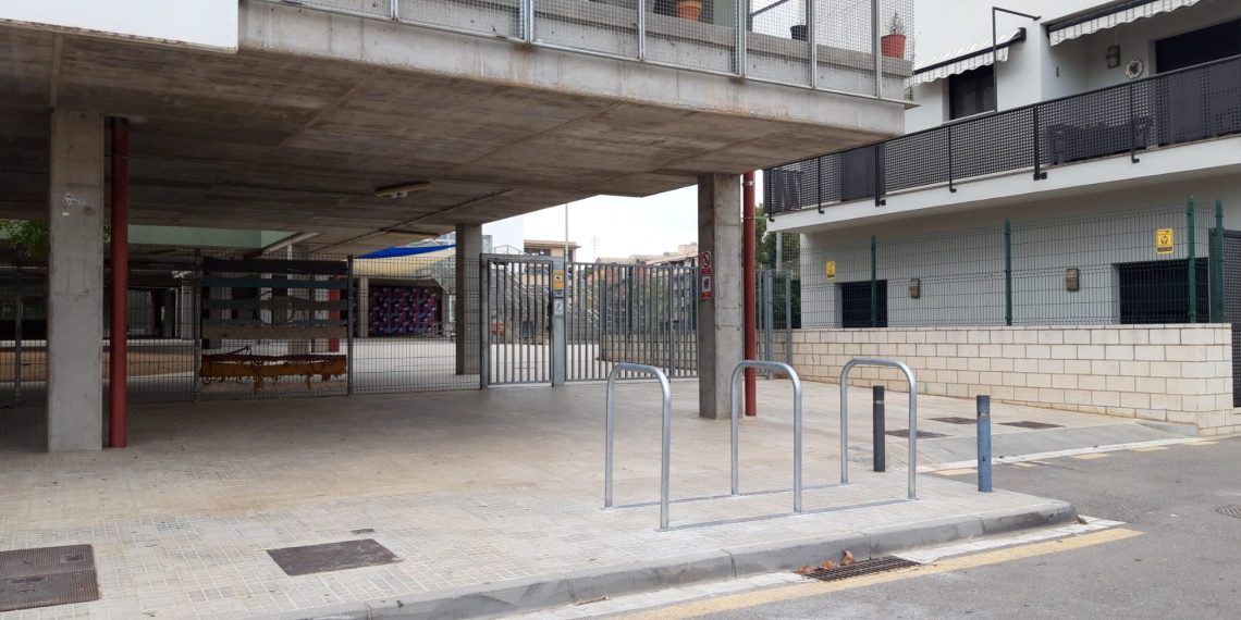 Estos són alguns del centenar de nous aparcaments per a bicicletes de Tortosa