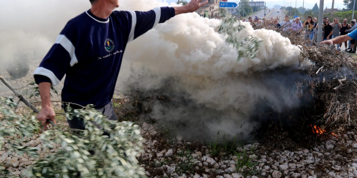 Així ha sigut la manifestació amb tractors de la Unió de Pagesos a Tortosa, contra la prohibició de cremar restes vegetals