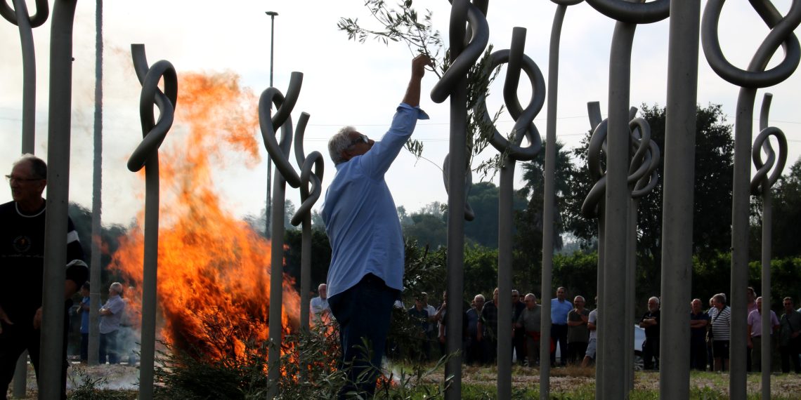 Així ha sigut la manifestació amb tractors de la Unió de Pagesos a Tortosa, contra la prohibició de cremar restes vegetals