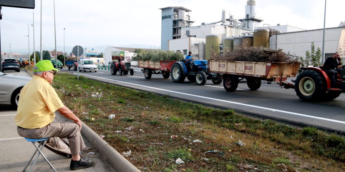 Així ha sigut la manifestació amb tractors de la Unió de Pagesos a Tortosa, contra la prohibició de cremar restes vegetals