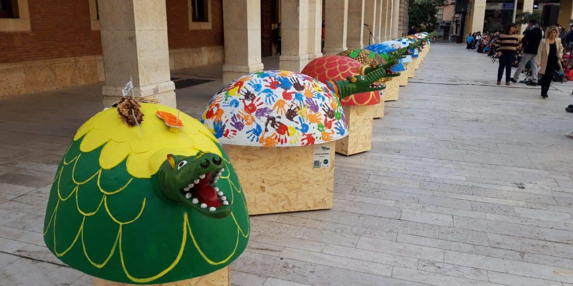 Les escoles de Tortosa reinterpreten la cucafera amb la intervenció artística QKart