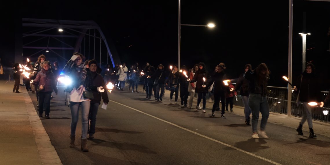 [#Fotogaleria] Les millors imatges de la Marxa de Torxes del 25-N a Tortosa