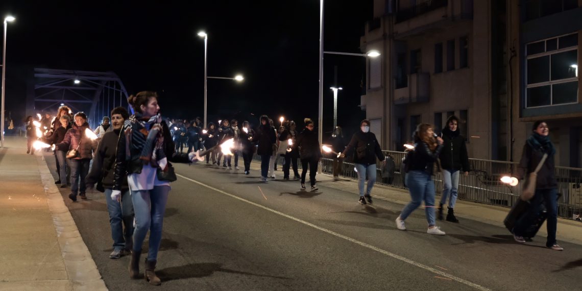 [#Fotogaleria] Les millors imatges de la Marxa de Torxes del 25-N a Tortosa