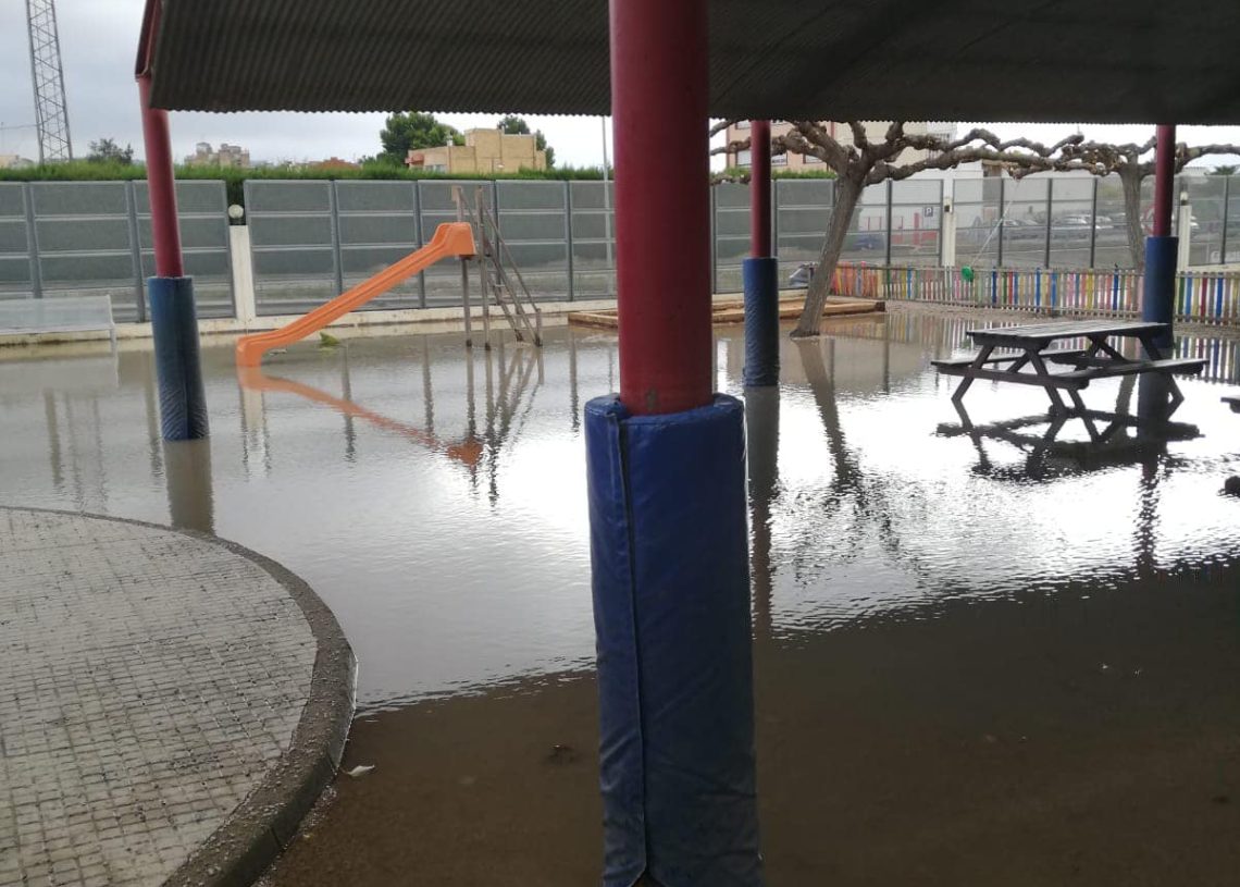 Movem Tortosa se suma a la reivindicació de l’AFA de l’Escola Ferreries per la millora del drenatge del pati i de l’accés al centre