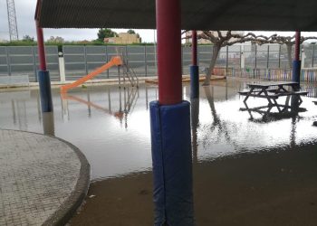 Movem Tortosa se suma a la reivindicació de l’AFA de l’Escola Ferreries per la millora del drenatge del pati i de l’accés al centre