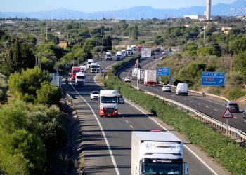Alcaldes i entitats lamenten que la reducció de velocitat en un tram de l’AP-7 deixa l’Ebre sense via ràpida