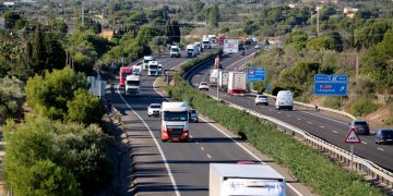 Alcaldes i entitats lamenten que la reducció de velocitat en un tram de l’AP-7 deixa l’Ebre sense via ràpida