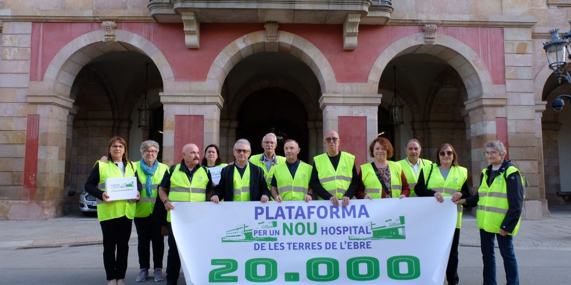 [#Fotogaleria] La plataforma registra al Parlament les 22.000 signatures per un nou hospital a les Terres de l’Ebre