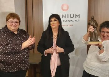 La llibretera Rosa Cubeles rep el premi Grifonet 2022 d’Òmnium Cultural a l’Ebre