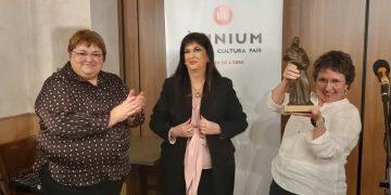 La llibretera Rosa Cubeles rep el premi Grifonet 2022 d’Òmnium Cultural a l’Ebre