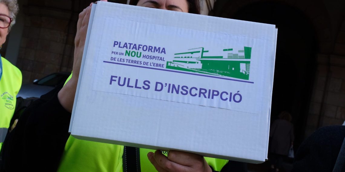 [#Fotogaleria] La plataforma registra al Parlament les 22.000 signatures per un nou hospital a les Terres de l’Ebre