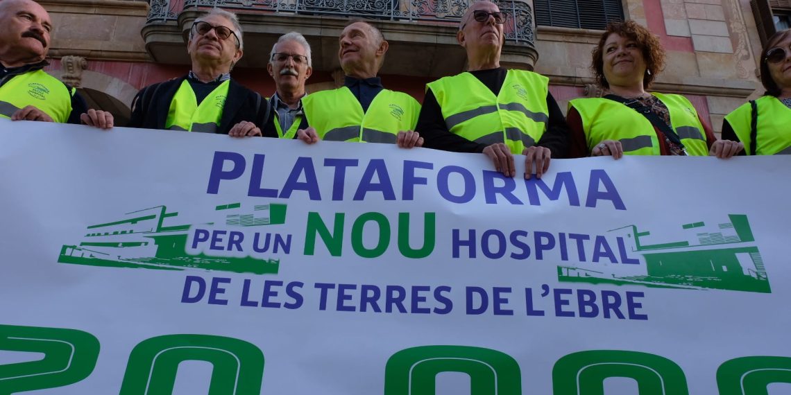 [#Fotogaleria] La plataforma registra al Parlament les 22.000 signatures per un nou hospital a les Terres de l’Ebre