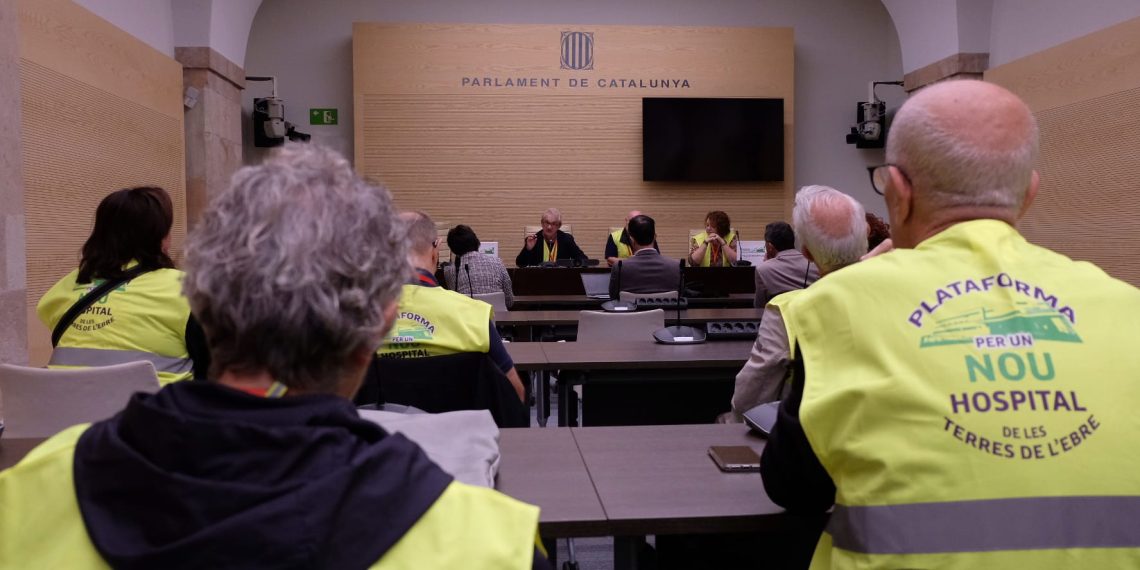 [#Fotogaleria] La plataforma registra al Parlament les 22.000 signatures per un nou hospital a les Terres de l’Ebre