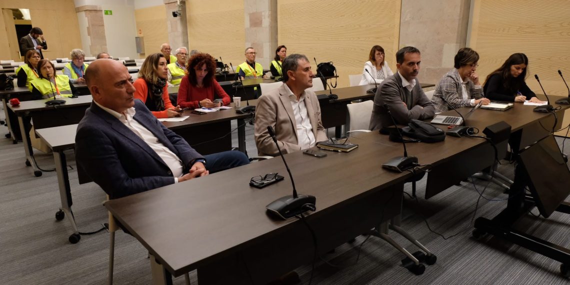 [#Fotogaleria] La plataforma registra al Parlament les 22.000 signatures per un nou hospital a les Terres de l’Ebre
