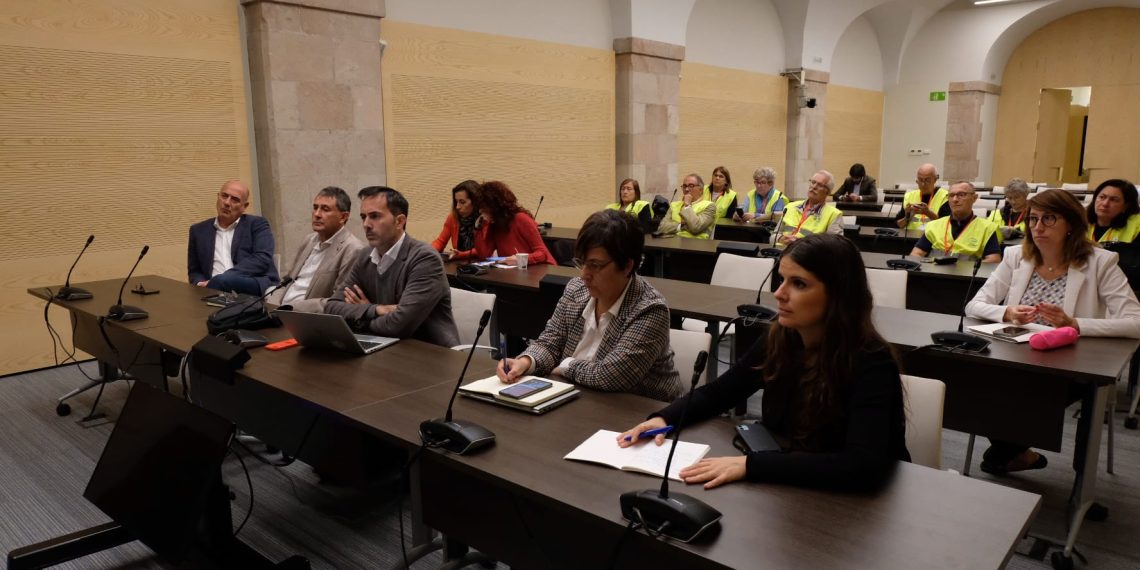 [#Fotogaleria] La plataforma registra al Parlament les 22.000 signatures per un nou hospital a les Terres de l’Ebre