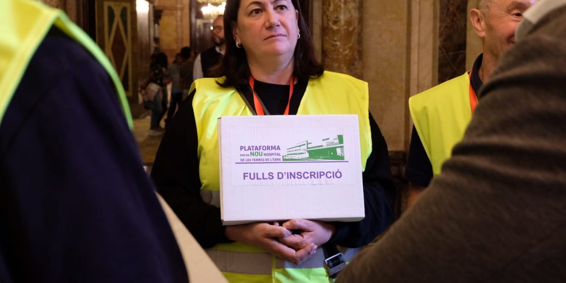 [#Fotogaleria] La plataforma registra al Parlament les 22.000 signatures per un nou hospital a les Terres de l’Ebre