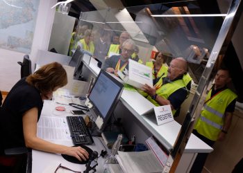 [#Fotogaleria] La plataforma registra al Parlament les 22.000 signatures per un nou hospital a les Terres de l’Ebre