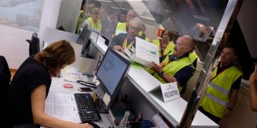 [#Fotogaleria] La plataforma registra al Parlament les 22.000 signatures per un nou hospital a les Terres de l’Ebre