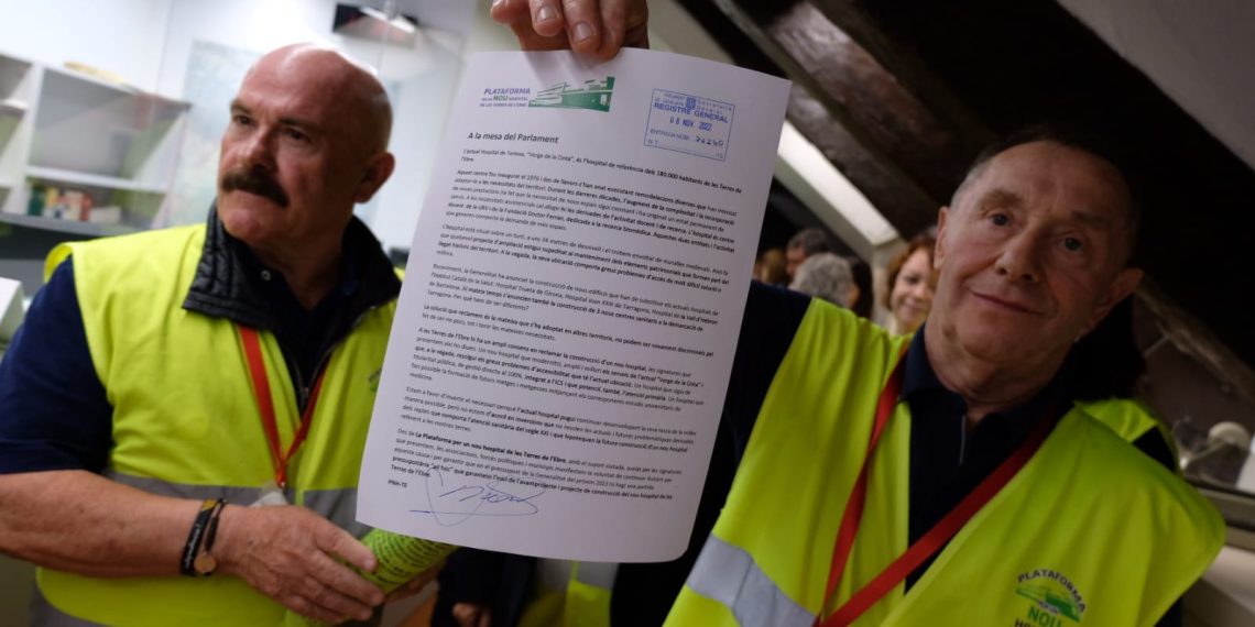 [#Fotogaleria] La plataforma registra al Parlament les 22.000 signatures per un nou hospital a les Terres de l’Ebre