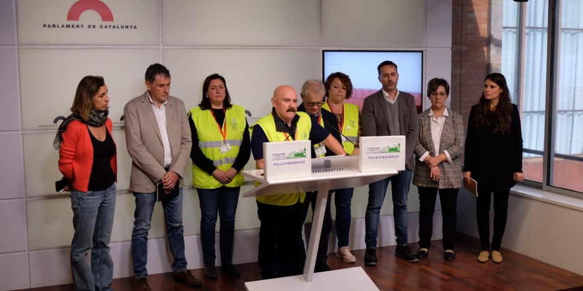 [#Fotogaleria] La plataforma registra al Parlament les 22.000 signatures per un nou hospital a les Terres de l’Ebre