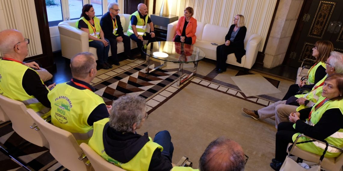 [#Fotogaleria] La plataforma registra al Parlament les 22.000 signatures per un nou hospital a les Terres de l’Ebre