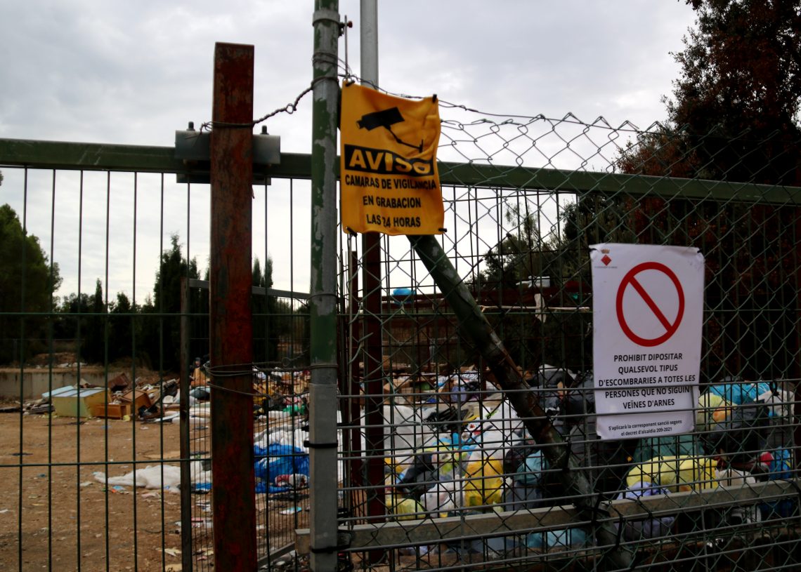 Arnes posa càmeres de vigilància i sanciona el mal ús de l’estació de transferències