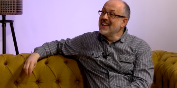 ‘Hi entra de puntetes la llum’, l’últim poemari amb fotos de Tibau sobre la casa i el cos